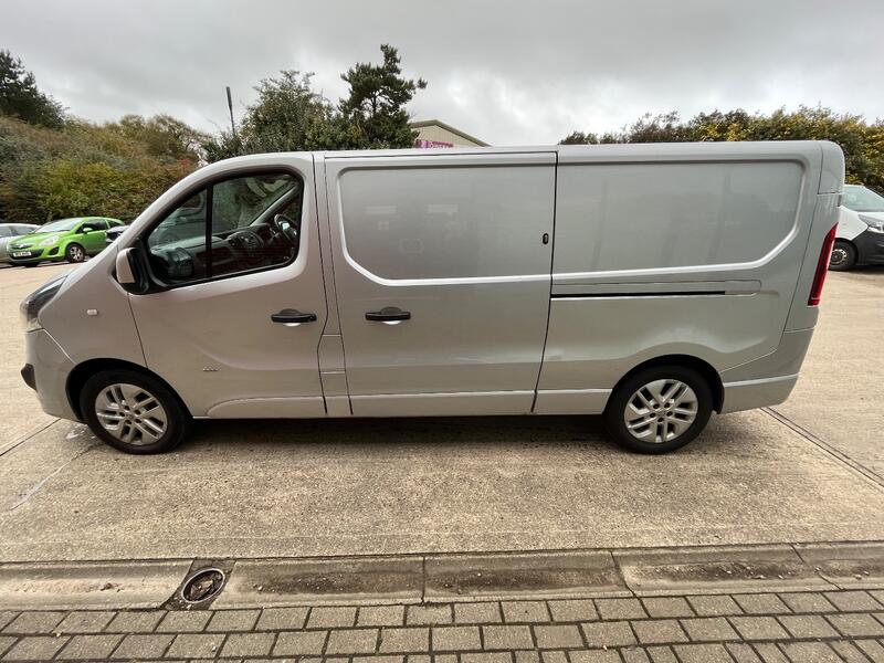 VAUXHALL VIVARO